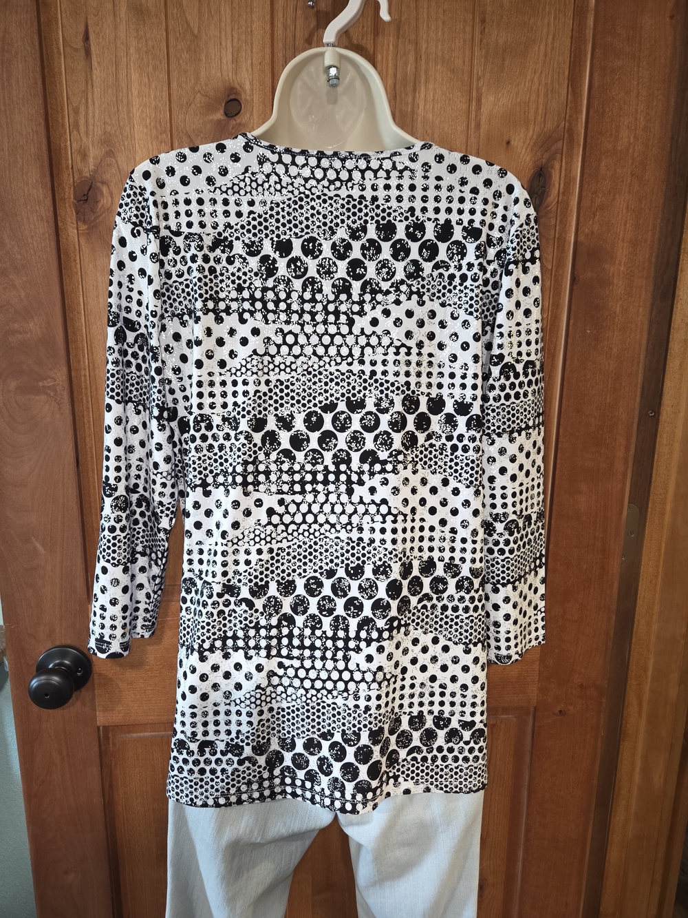 Emily Daniels Black & White Dot-Pattern Keyhole Women's Blouse - Picture 5 of 9
